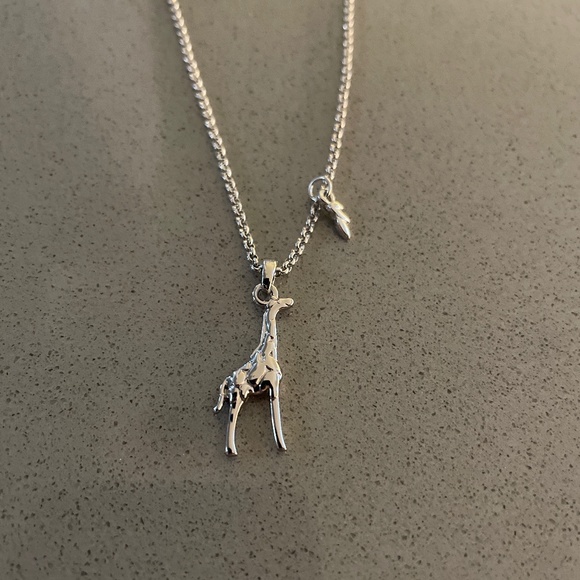 New lia sophia Lanky giraffe necklace silver tone - Picture 1 of 6